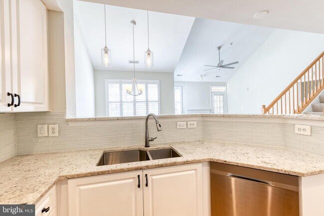 Building Photo - 400 Symphony Cir