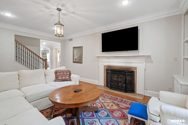 Building Photo - Stunning 4BR Townhome in Paces West Community