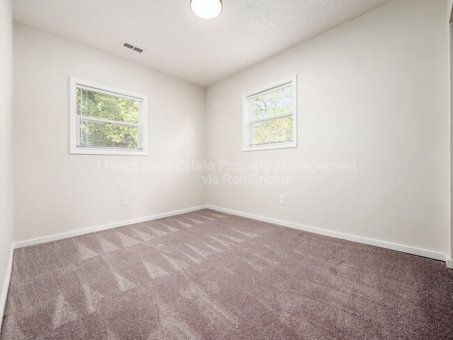 Building Photo - 878 1/2 Sullivant Avenue