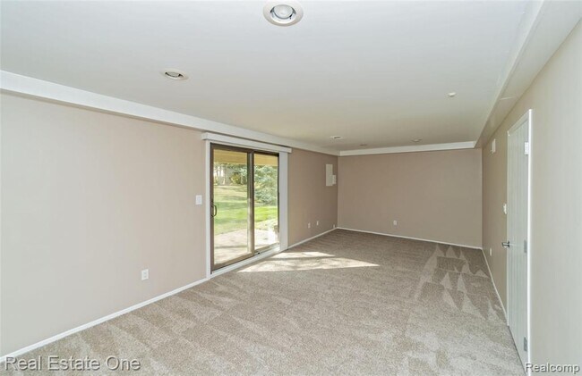 Building Photo - 5652 Drake Hollow Dr E