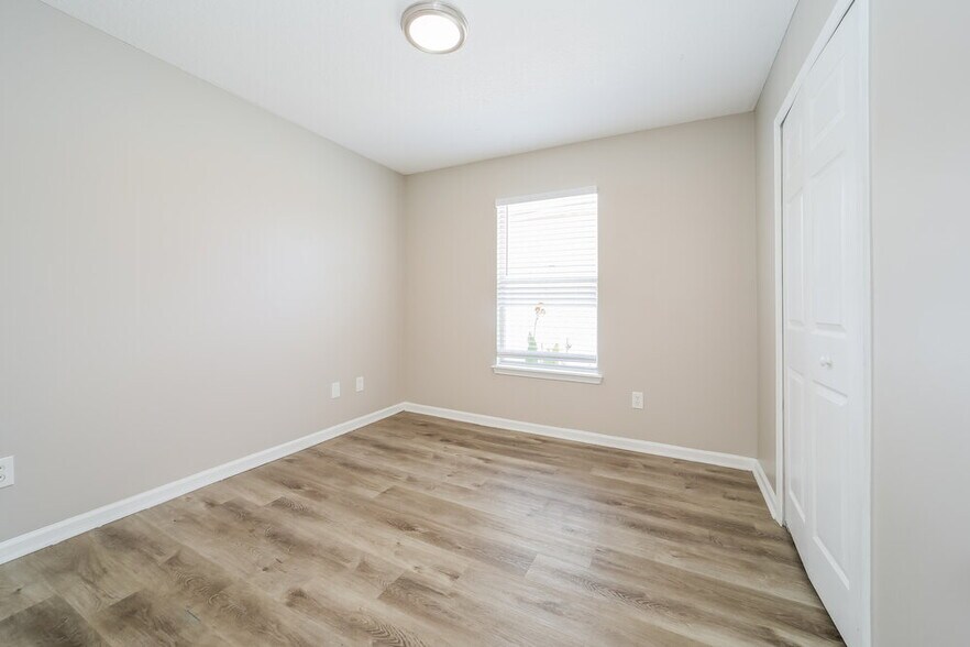 Building Photo - 2452 Royal Pointe Dr