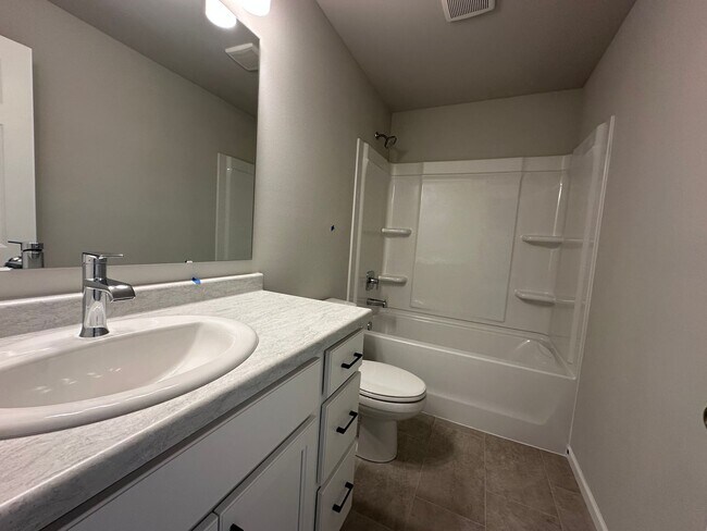 Building Photo - 4-Bedroom, 2-Bathroom Twin Home in South Fargo!