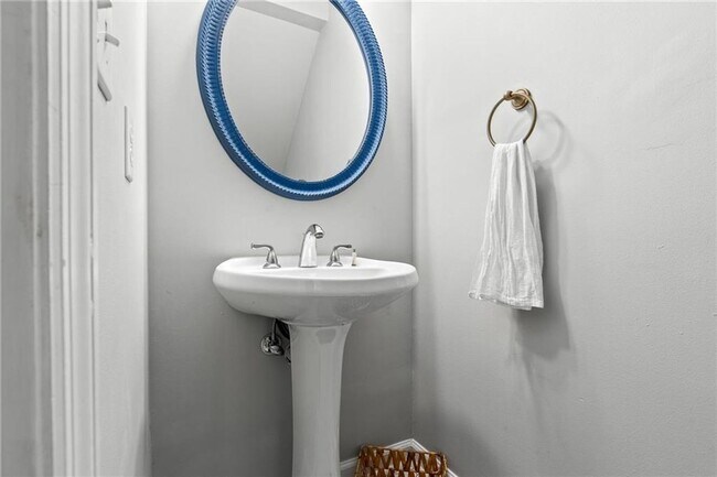 Building Photo - 1096 Chinook St