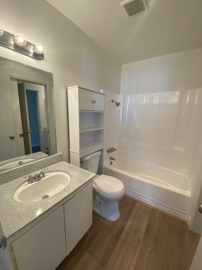 Building Photo - Newly Remodeled 2 Bedroom 1 1/2 Bath Upsta...