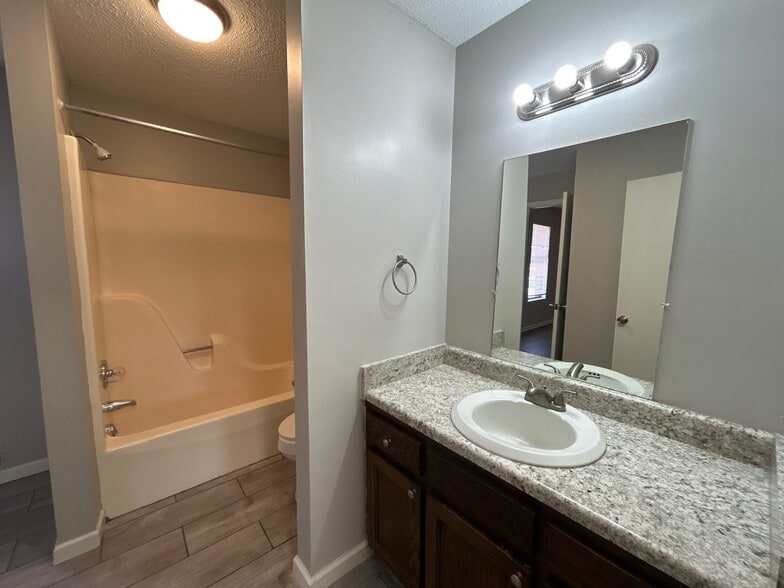 Building Photo - 30 Sta Les Cv