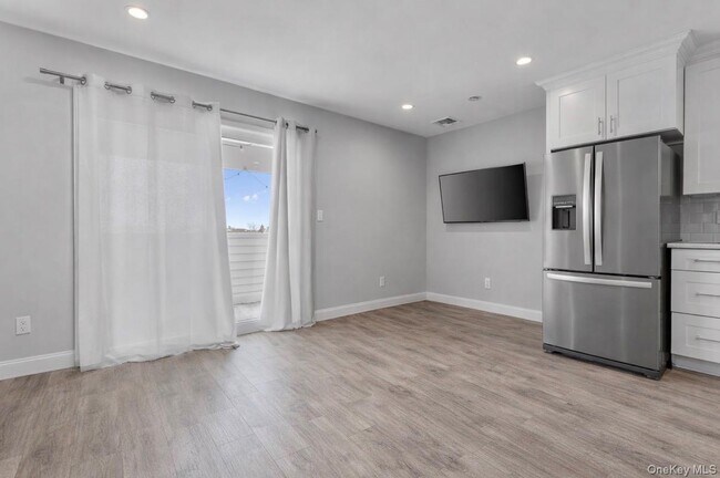 Building Photo - 616 E Broadway