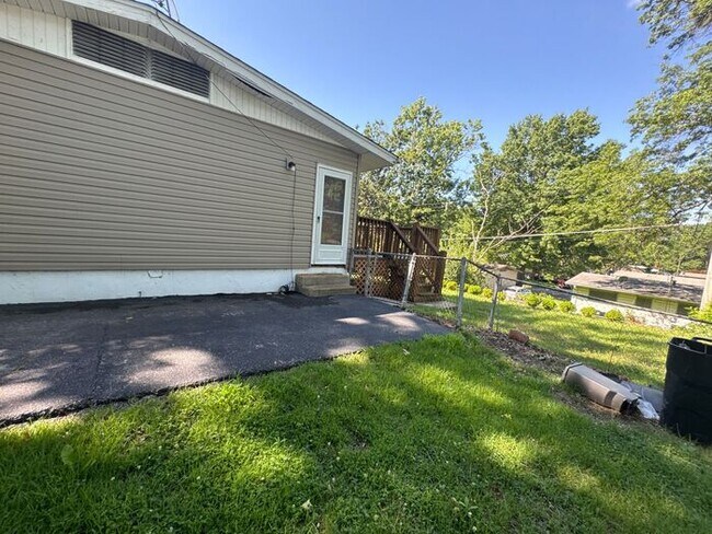 Building Photo - Three Bed 1 Bath Home