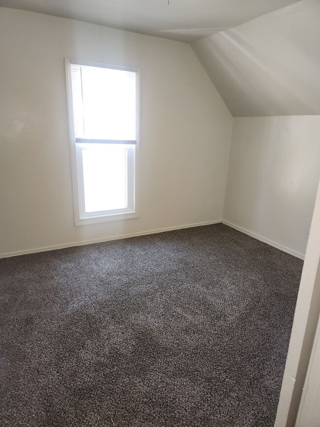 Building Photo - 3 BR near University of Saint Francis