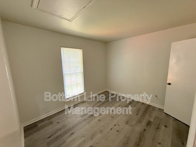 Building Photo - 5522 Great Wagon Rd