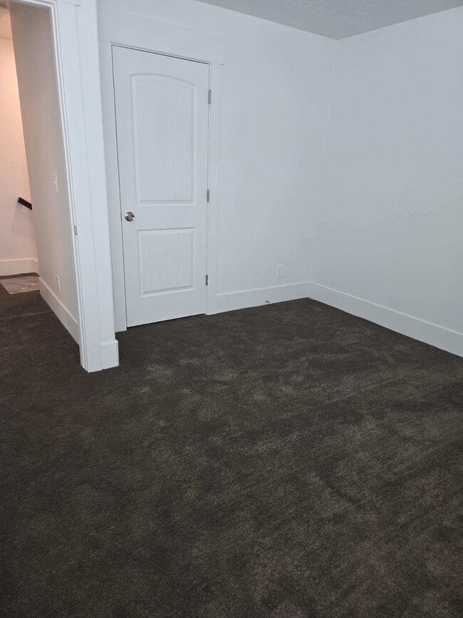 Building Photo - 2 bedroom 2.5 bath townhome