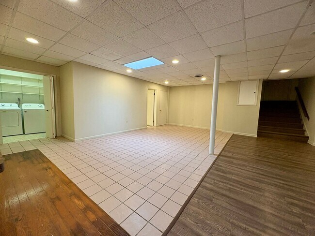 Building Photo - 1325 W Poplar St