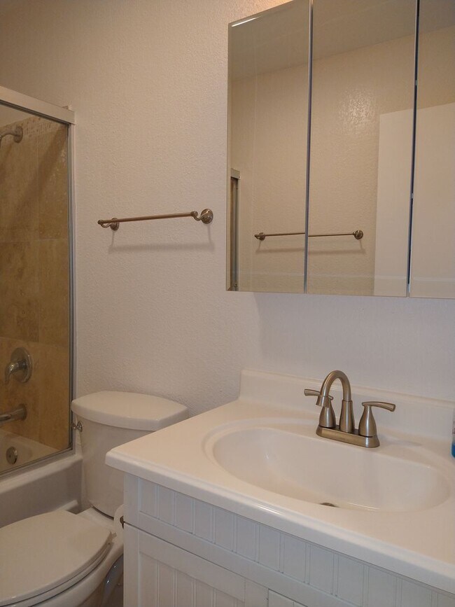 Building Photo - ALL UTILITIES INCLUDED! 3 Bed / 1 Bath Rem...