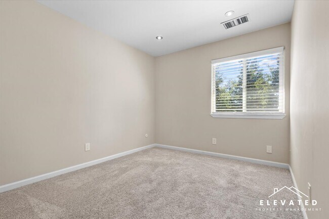 Building Photo - 303 Algiers Ct