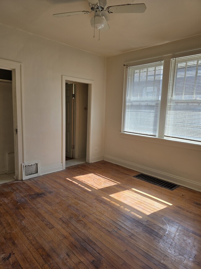 Building Photo - 2528 McLaran Ave