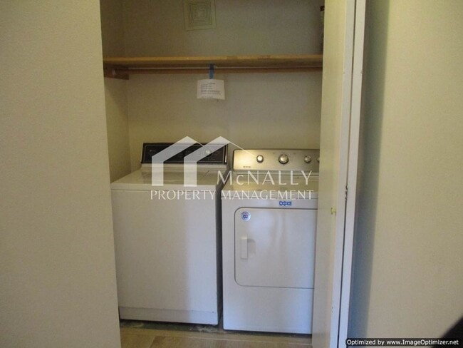 Building Photo - 2 Bedroom, 1.5 Bathroom Townhouse in Port ...