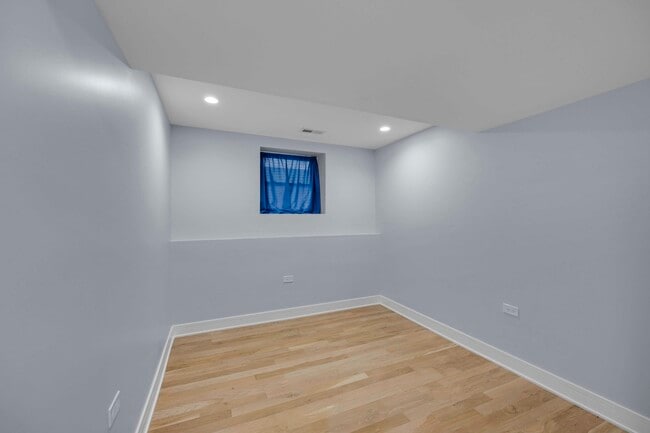 Building Photo - 2046 W Moffat St