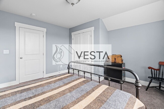 Building Photo - 16 Hyde Park Pl