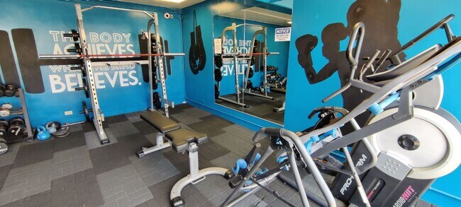 Building Photo - Fully Furnished Studio with Parking in Waikiki