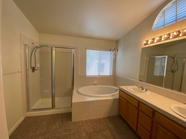 Building Photo - 4 bedroom single story in Manteca!