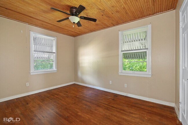 Building Photo - 902 1/2 Gladstone Blvd-