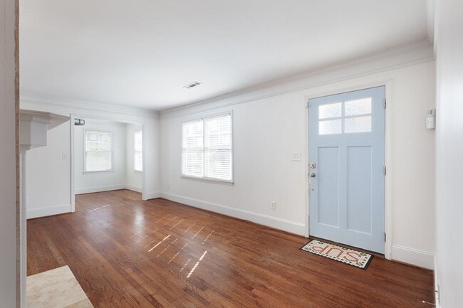 Building Photo - Updated 3/2 Bungalow w/ Large Backyard & M...