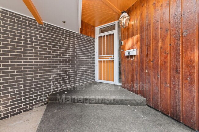 Building Photo - 5905 E Maplewood Ave