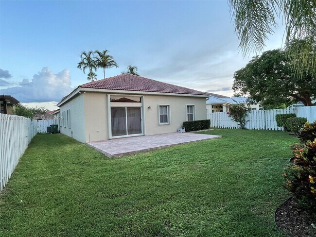Building Photo - 686 Maplewood Ct