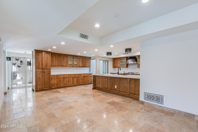 Building Photo - 6932 E Montecito Ave