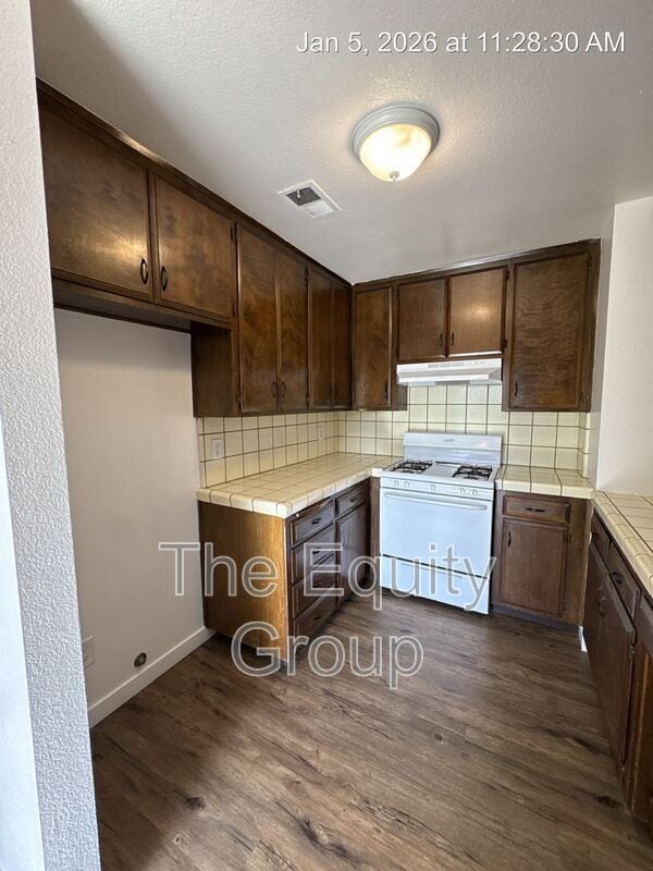 Building Photo - 2019 E Walnut Ave