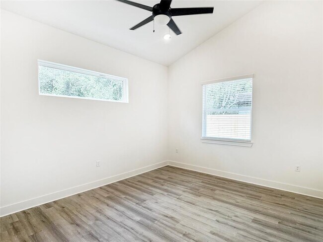 Building Photo - 6107 Begonia Cir