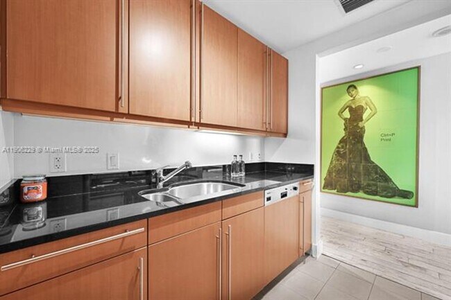 Building Photo - 1435 Brickell Ave