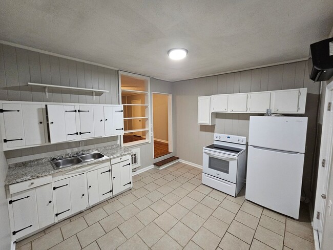 Building Photo - 2 Bedroom 1 Bath Downstairs apartment in t...