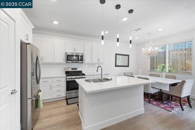 Building Photo - 300 Hideaway Ln