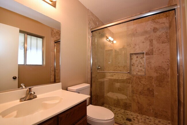 Building Photo - Spacious 2 Bedroom, 2 Bath Single-Story Home