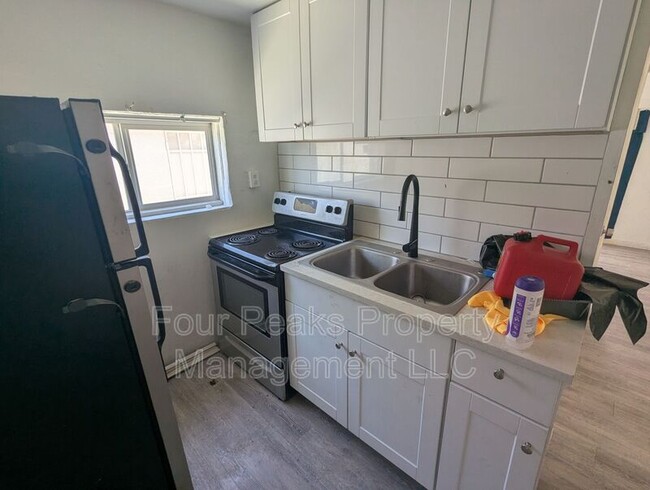Building Photo - 102 E Hatcher Rd