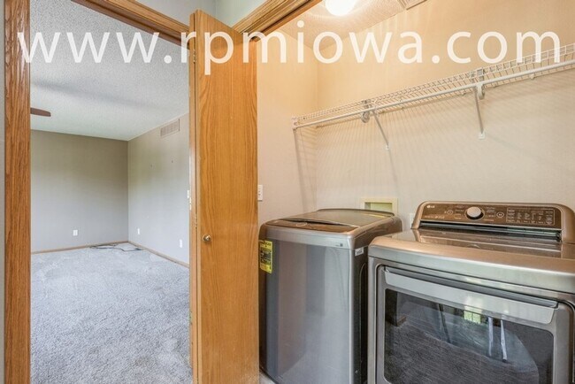 Building Photo - GREAT LOCATION!! 4 Bedroom, 3.5 Bathroom Home in West Des Moines