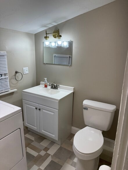 Building Photo - 554 Walnut St