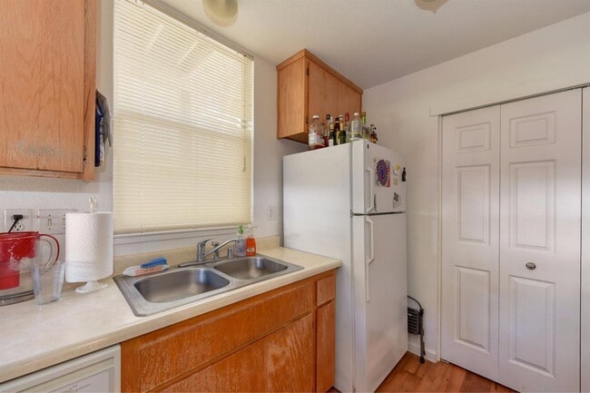 Building Photo - 4 Bedroom Townhome near UC Davis