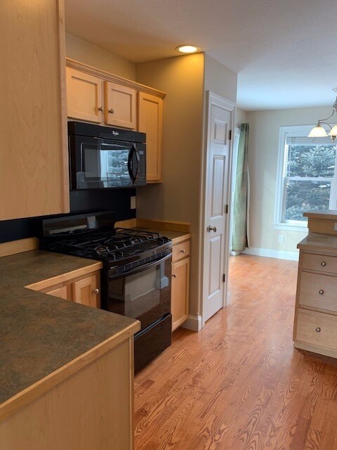 Building Photo - 4 Bedroom 2.5 Bath home on a cul-de-sac