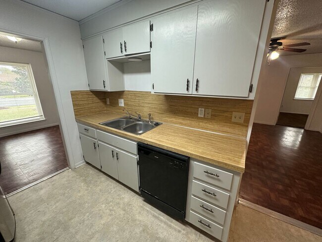 Building Photo - AVAILABLE NOW ; 2 WEEKS FREE!!!!!