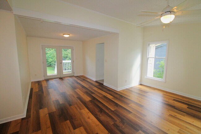 Building Photo - Charming 2 Bedroom, Large lot fenced in yard