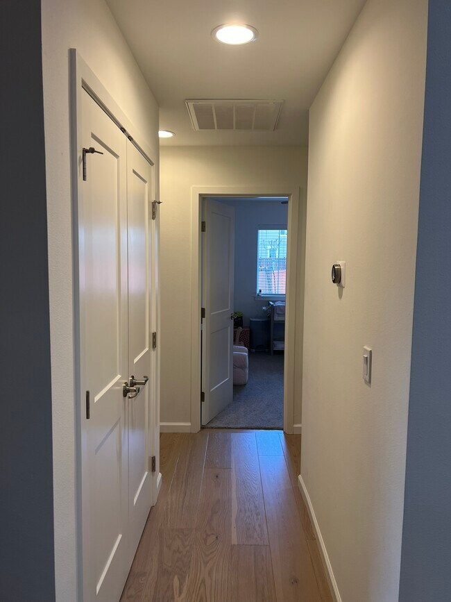 Building Photo - 381 E Lakeshore Dr