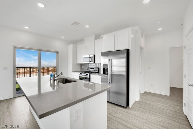 Building Photo - 600 N Carriage Hill Dr