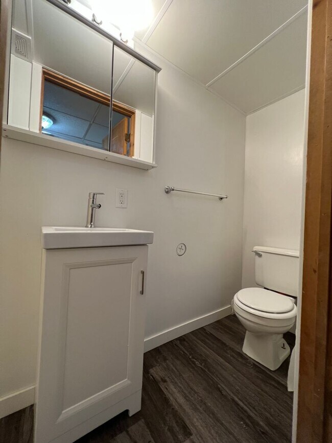 Building Photo - One Bedroom Apartment Near Campus