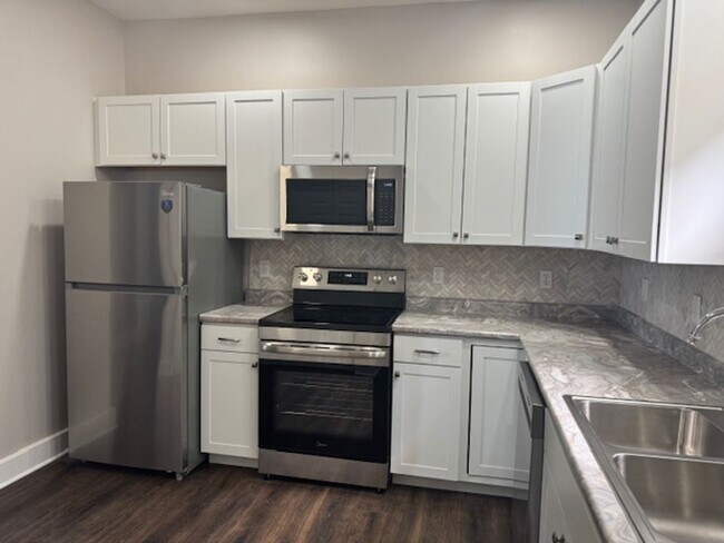 Building Photo - 2 Bedroom 1 1/2 Bath Beautifully Renovated Home in Historic Huffman Area