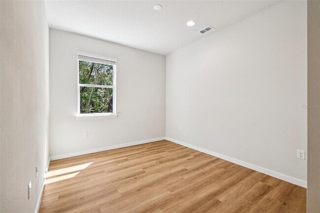 Building Photo - 536 E Beresford Ave