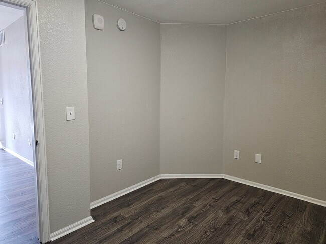 Building Photo - Beautifully Updated Two Bedroom Condo. Second Bedroom can be used as an Office/Flex Space.