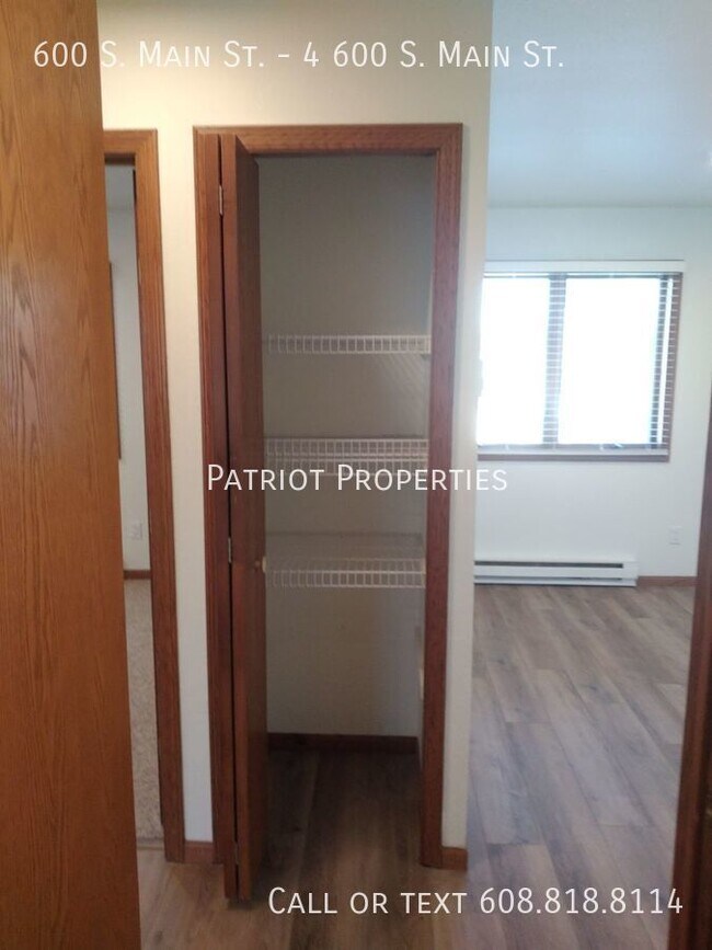Building Photo - 2 bedroom/ 1 bath apartment in Deerfield, WI