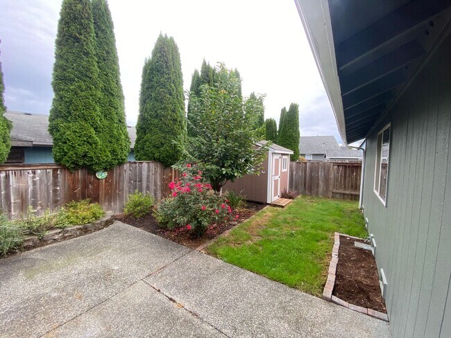 Building Photo - Charming 3 bed + bonus, 2 bath rambler - M...
