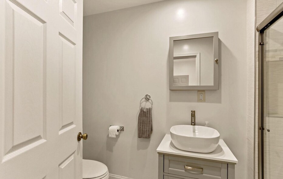 Upstairs bath - 650 Newton Pl NW